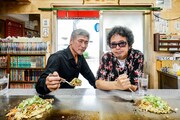 お好み焼き店を訪れた吉川晃司、奥田民生。（写真提供：NHK）