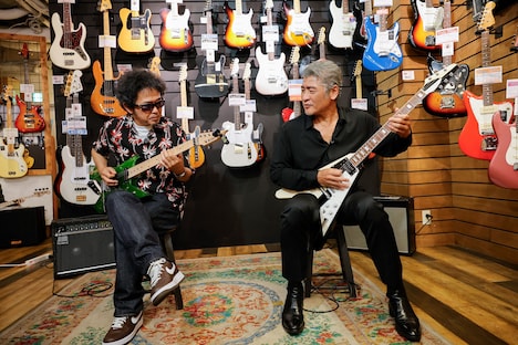 楽器店の奥田民生、吉川晃司。（写真提供：NHK）