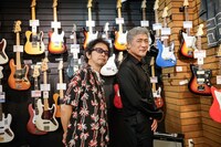 楽器店の奥田民生、吉川晃司。（写真提供：NHK）