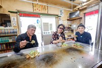 左から吉川晃司、奥田民生、小野文惠アナウンサー。（写真提供：NHK）