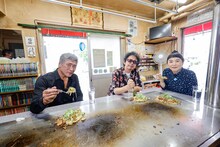 左から吉川晃司、奥田民生、小野文惠アナウンサー。（写真提供：NHK）