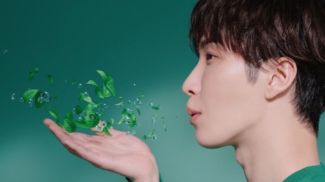 デンティスのWeb CM「息にドレスを」編より。