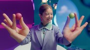 「アイスの実」の新Web CM「アイスの実って、実は…」編より。