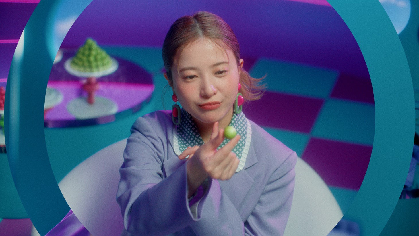 「アイスの実」の新Web CM「アイスの実って、実は…」編より。