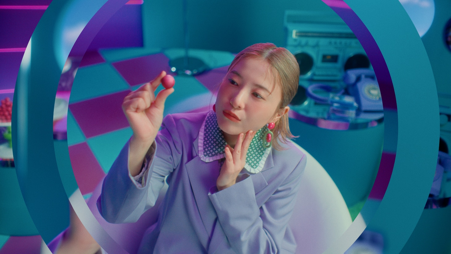 「アイスの実」の新Web CM「アイスの実って、実は…」編より。
