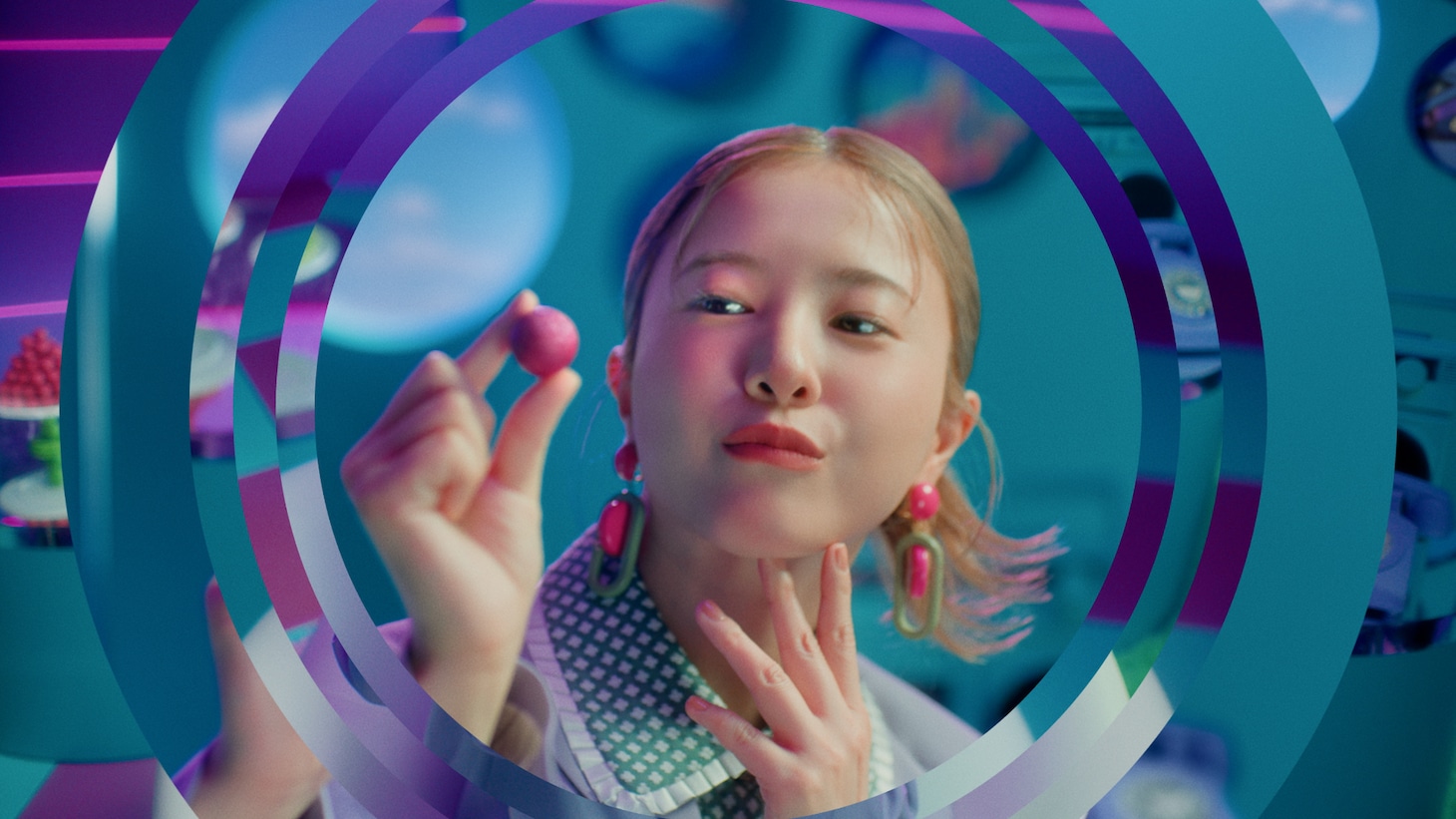 「アイスの実」の新Web CM「アイスの実って、実は…」編より。