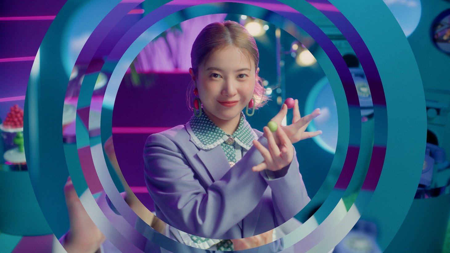 「アイスの実」の新Web CM「アイスの実って、実は…」編より。