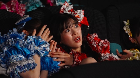 映画「ドールハウス」を鑑賞する超ときめき♡宣伝部。©2025 TOHO CO.,LTD.