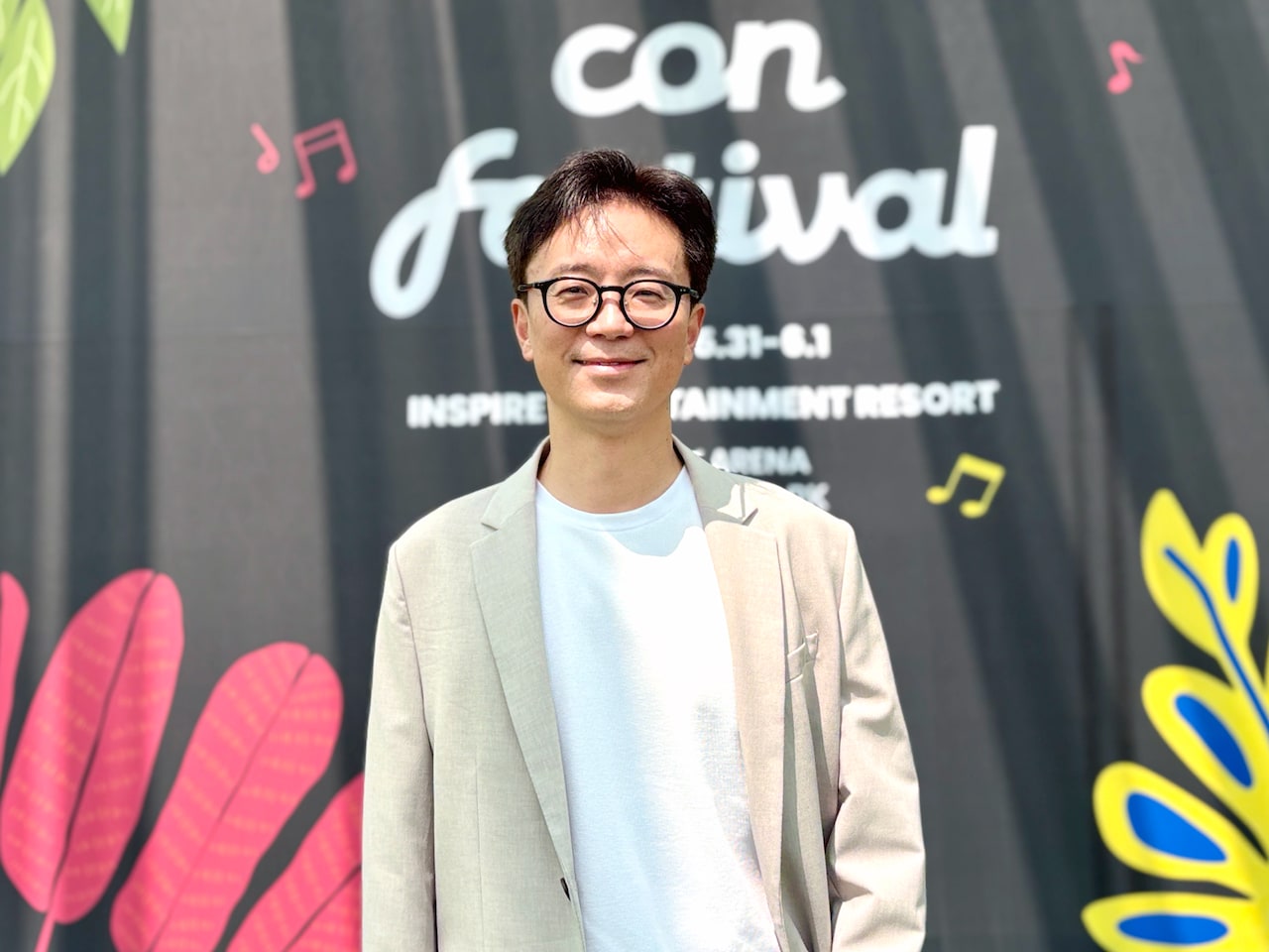 音楽ナタリーの取材に応じたWeverse Japan代表のムン・ジス氏。