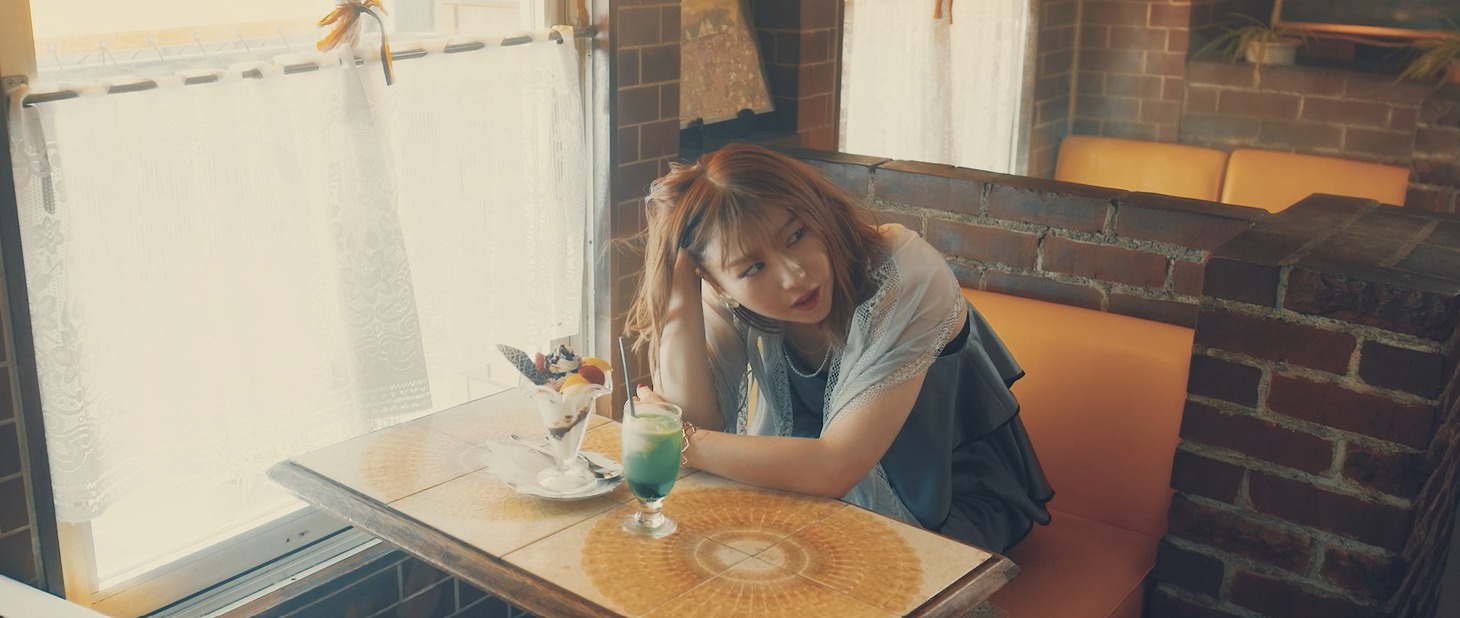 安野希世乃「やんなるわ」ミュージックビデオより。