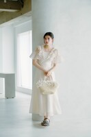 MAJESTIC LEGONのワンピースを着用した坂井仁香（超ときめき♡宣伝部）。