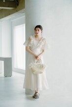 MAJESTIC LEGONのワンピースを着用した坂井仁香（超ときめき♡宣伝部）。