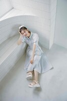 MAJESTIC LEGONのワンピースを着用した坂井仁香（超ときめき♡宣伝部）。