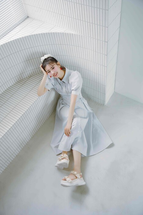 MAJESTIC LEGONのワンピースを着用した坂井仁香（超ときめき♡宣伝部）。