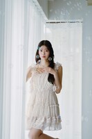 MAJESTIC LEGONのワンピースを着用した坂井仁香（超ときめき♡宣伝部）。