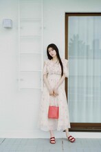 MAJESTIC LEGONのワンピースを着用した坂井仁香（超ときめき♡宣伝部）。