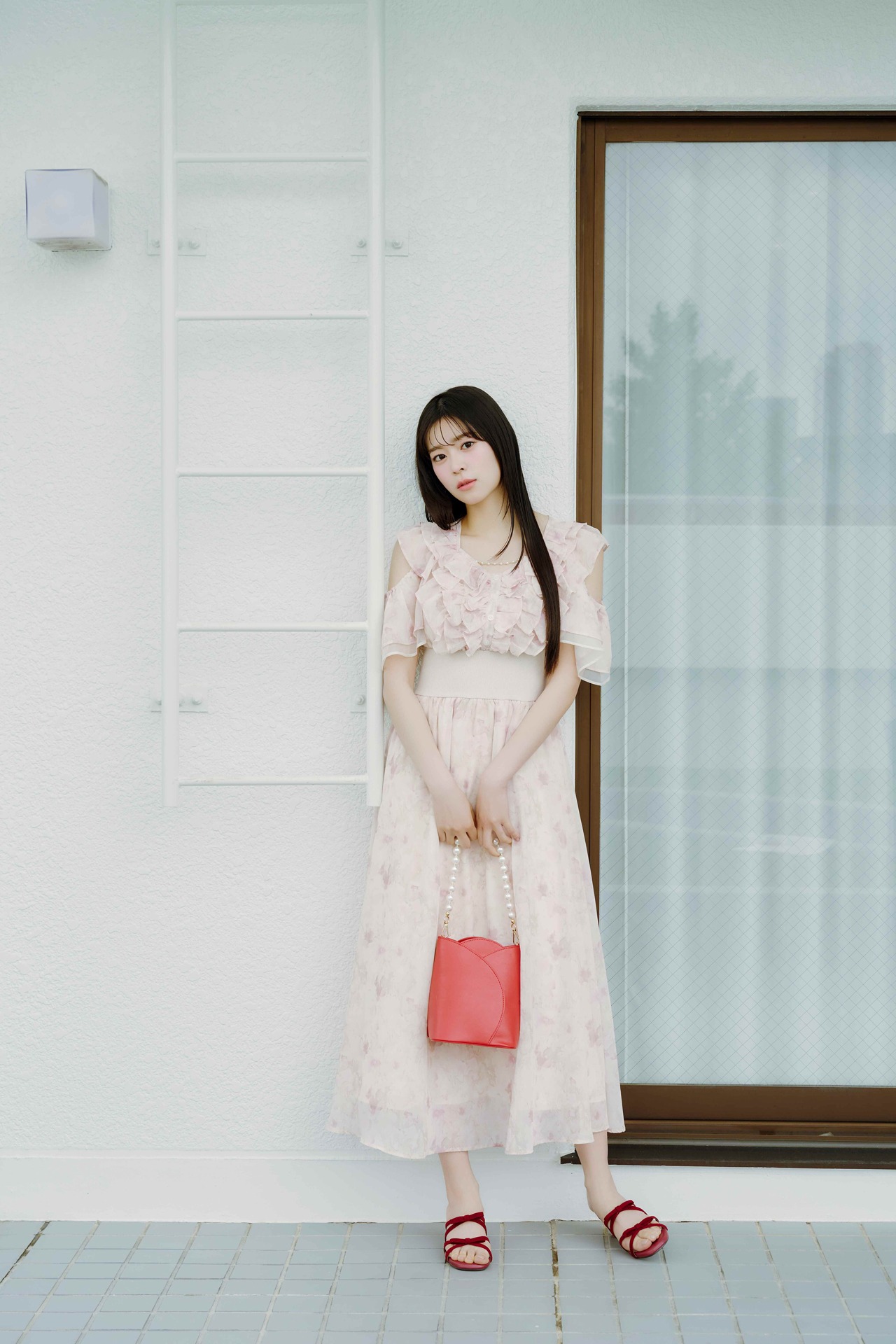 MAJESTIC LEGONのワンピースを着用した坂井仁香（超ときめき♡宣伝部）。