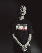 「BlackEyePatch」とのスペシャルコラボグッズを着用したMIKADO。