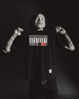 「BlackEyePatch」とのスペシャルコラボグッズを着用したMIKADO。