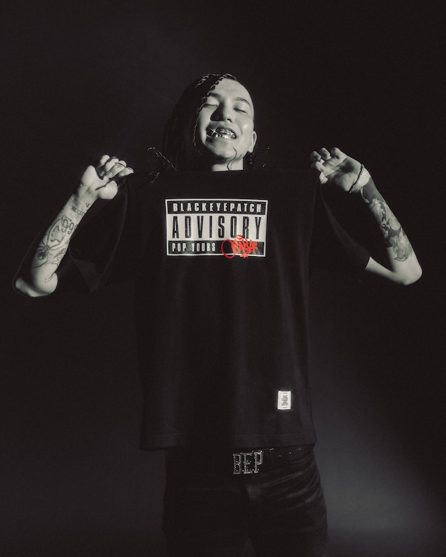 「BlackEyePatch」とのスペシャルコラボグッズを着用したMIKADO。