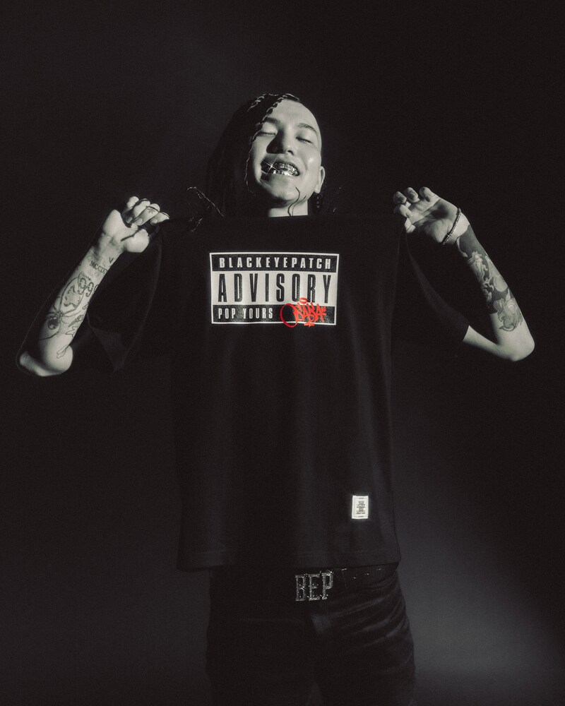 「BlackEyePatch」とのスペシャルコラボグッズを着用したMIKADO。