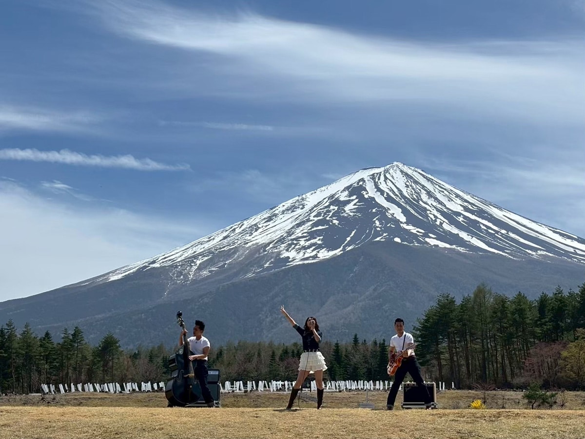 The Biscatsが疾走感あふれるロカビリーナンバーMV公開、初のインストアイベント開催