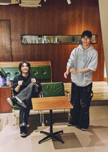 左から武知海青、川村壱馬。