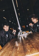 左から長谷川慎、後藤拓磨。