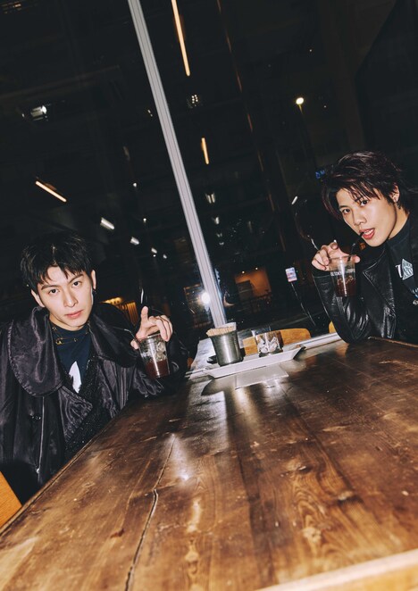 左から長谷川慎、後藤拓磨。