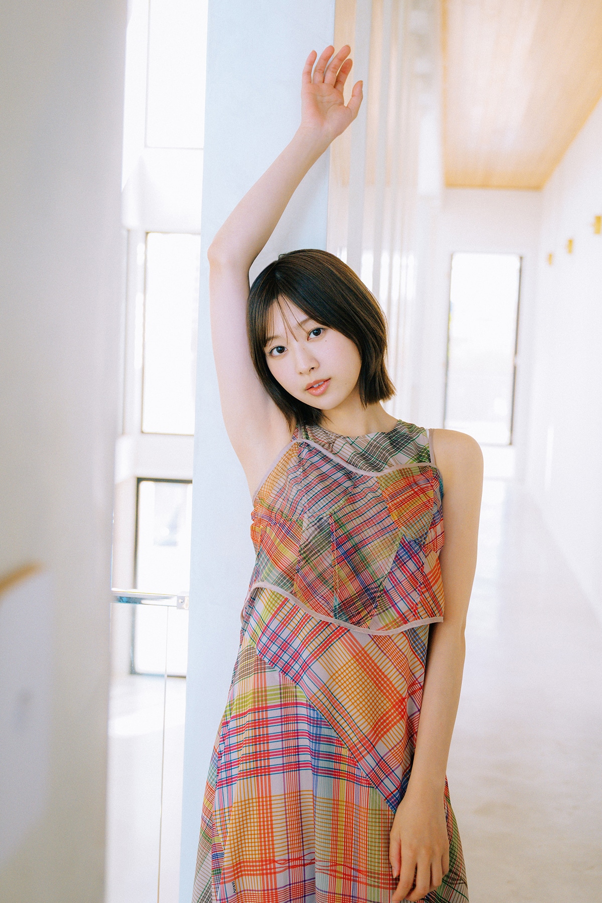 富田鈴花（日向坂46）1st写真集「鈴花サーキット」の掲載ショット。（撮影：峠雄三）©光文社