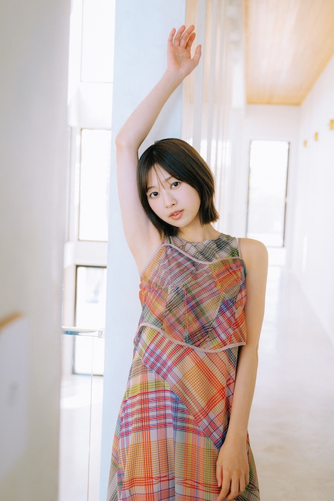 富田鈴花（日向坂46）1st写真集の掲載ショット。（撮影：峠雄三）©︎光文社