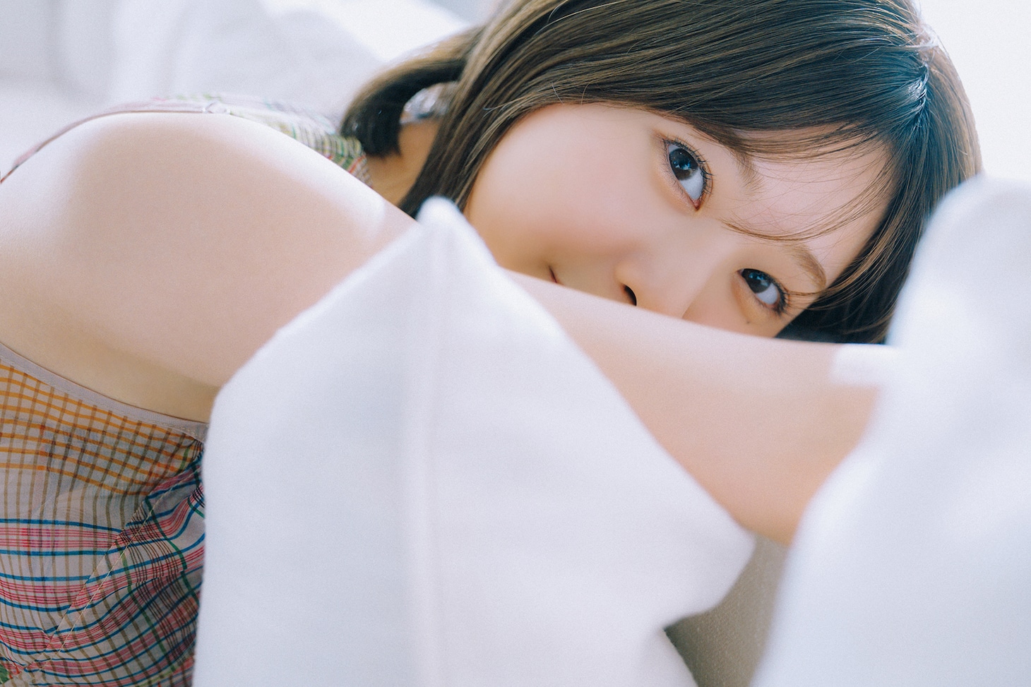 富田鈴花（日向坂46）1st写真集「鈴花サーキット」の掲載ショット。（撮影：峠雄三）©光文社
