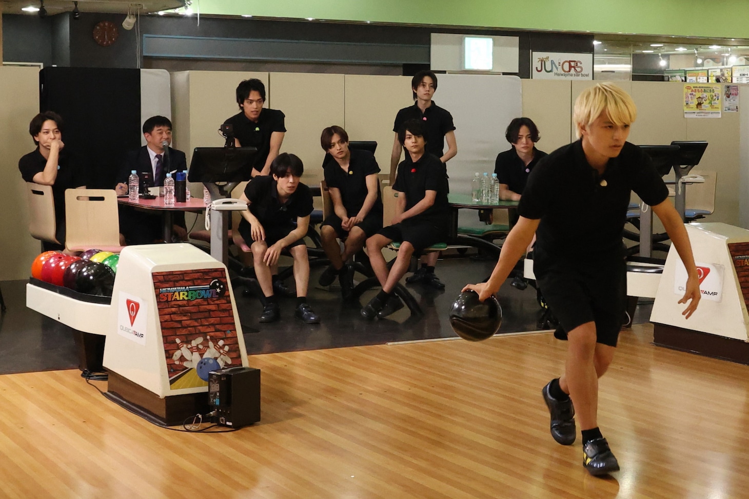 篠塚大輝のボウリングを見守るtimeleszメンバー。©フジテレビ