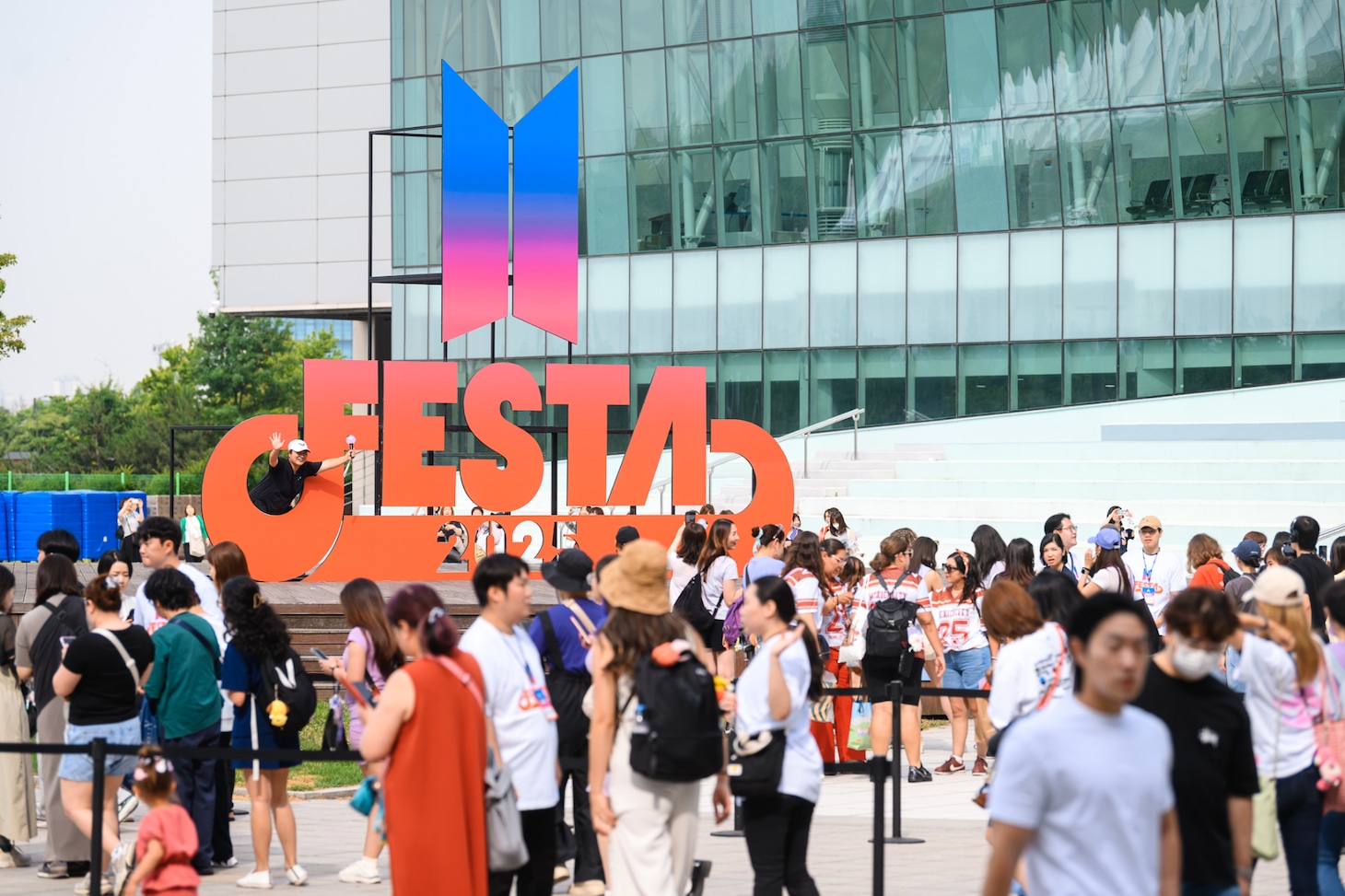 「2025 BTS FESTA」の様子。(P)&(C)BIGHIT MUSIC