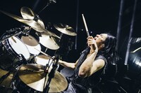 菊地英二（Dr）（撮影：横山マサト）