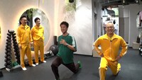 トレーナーに扮した竹内涼真（中央）。 ©テレビ朝日