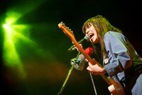 熱唱する眉村ちあき。