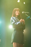 ほほえむ眉村ちあき。