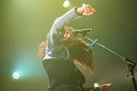 髪を振り乱しながらパフォーマンスする眉村ちあき。