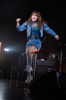 ジャンプする眉村ちあき。