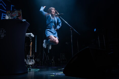 高く飛ぶ眉村ちあき。