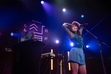 ハートのポーズをする眉村ちあき。