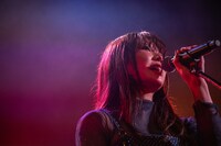 歌う眉村ちあき。