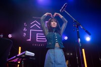 ハートのポーズをする眉村ちあき。