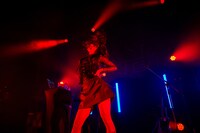 クールにパフォーマンスする眉村ちあき。