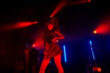 クールにパフォーマンスする眉村ちあき。