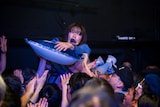 「顔ドン」を歌う眉村ちあき。