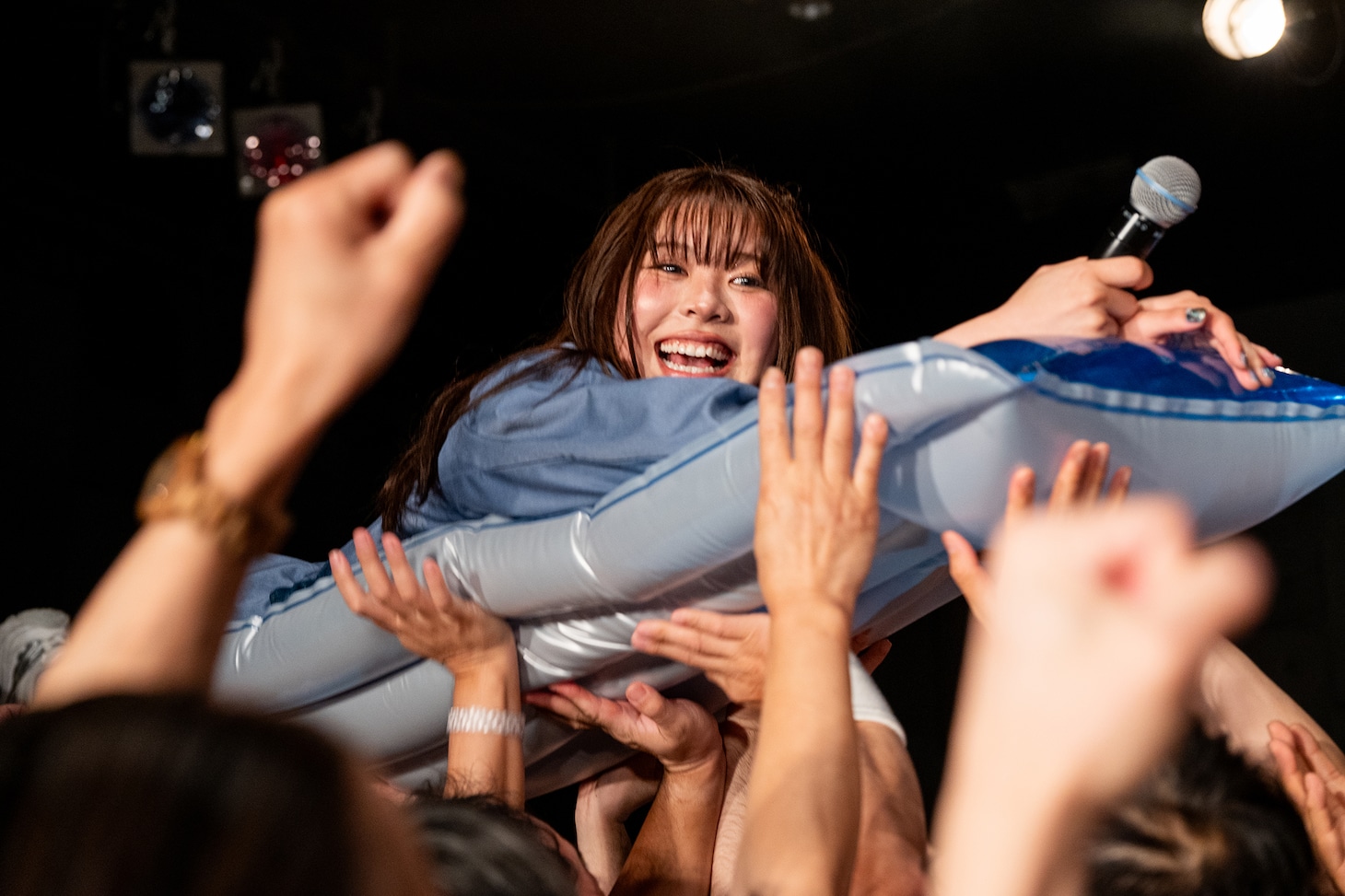 「顔ドン」でフロートマットに乗って場内をクラウドサーフする眉村ちあき。