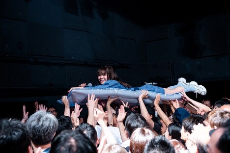 「顔ドン」パフォーマンス中の眉村ちあき。