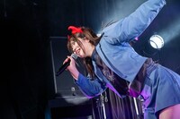 「幸福ミュージック」のミュージックビデオでも着けている赤いツノのカチューシャ姿の眉村ちあき。